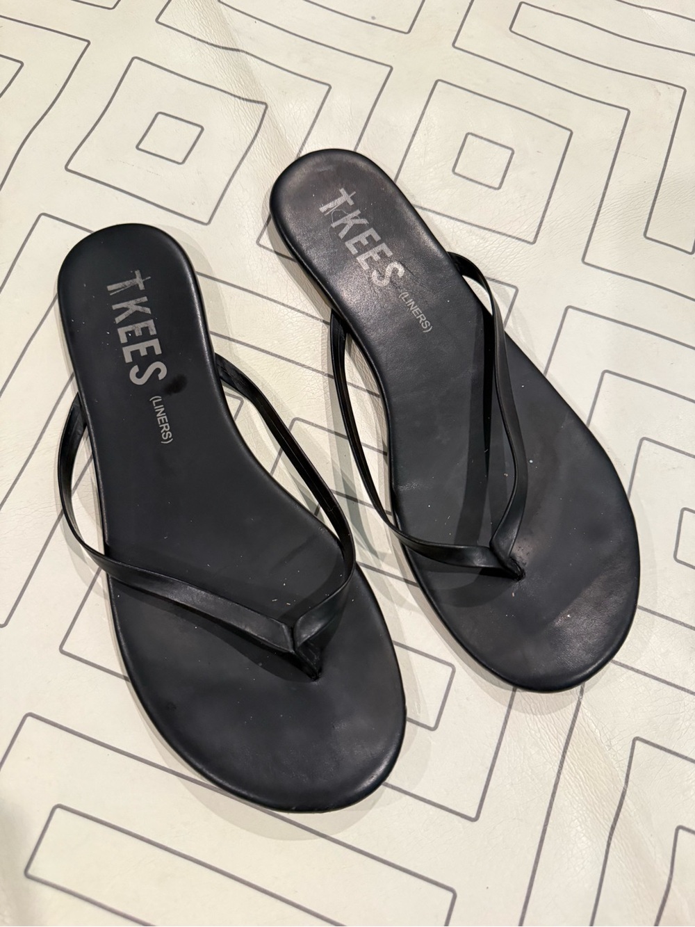 TKEES Liners Black Sandals - Picture 3 of 12